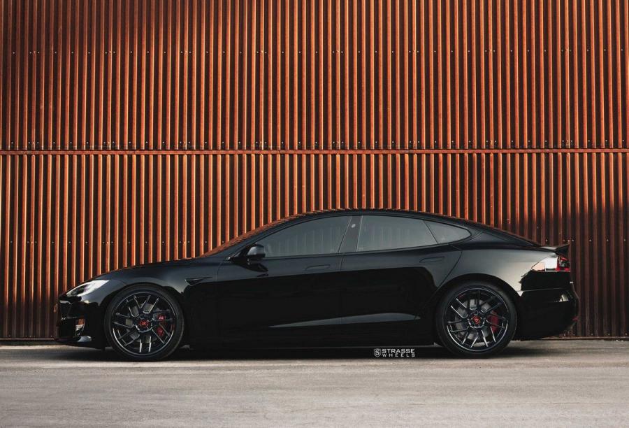  Tesla Model S P100D on Strasse Wheels 2018 года  (фото 10 из 17)
